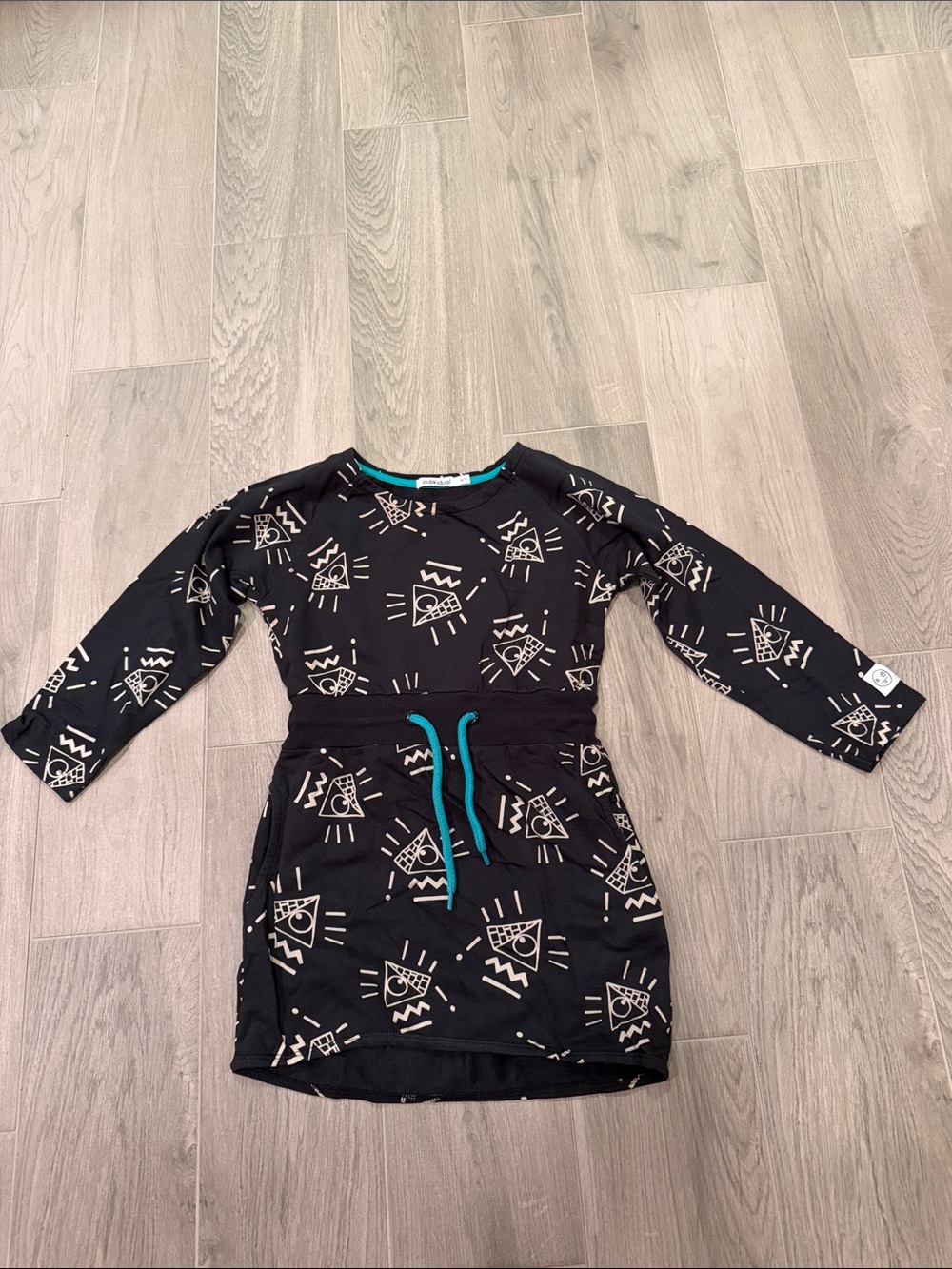 Indikidual Girls Black Graphic Long-Sleeve Dress with Teal Drawstring Size 6/7Y